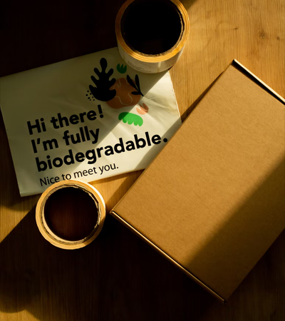 H&aring;llbara f&ouml;rpackningar: Komposterbar p&aring;se, tejp och kartongl&aring;da.