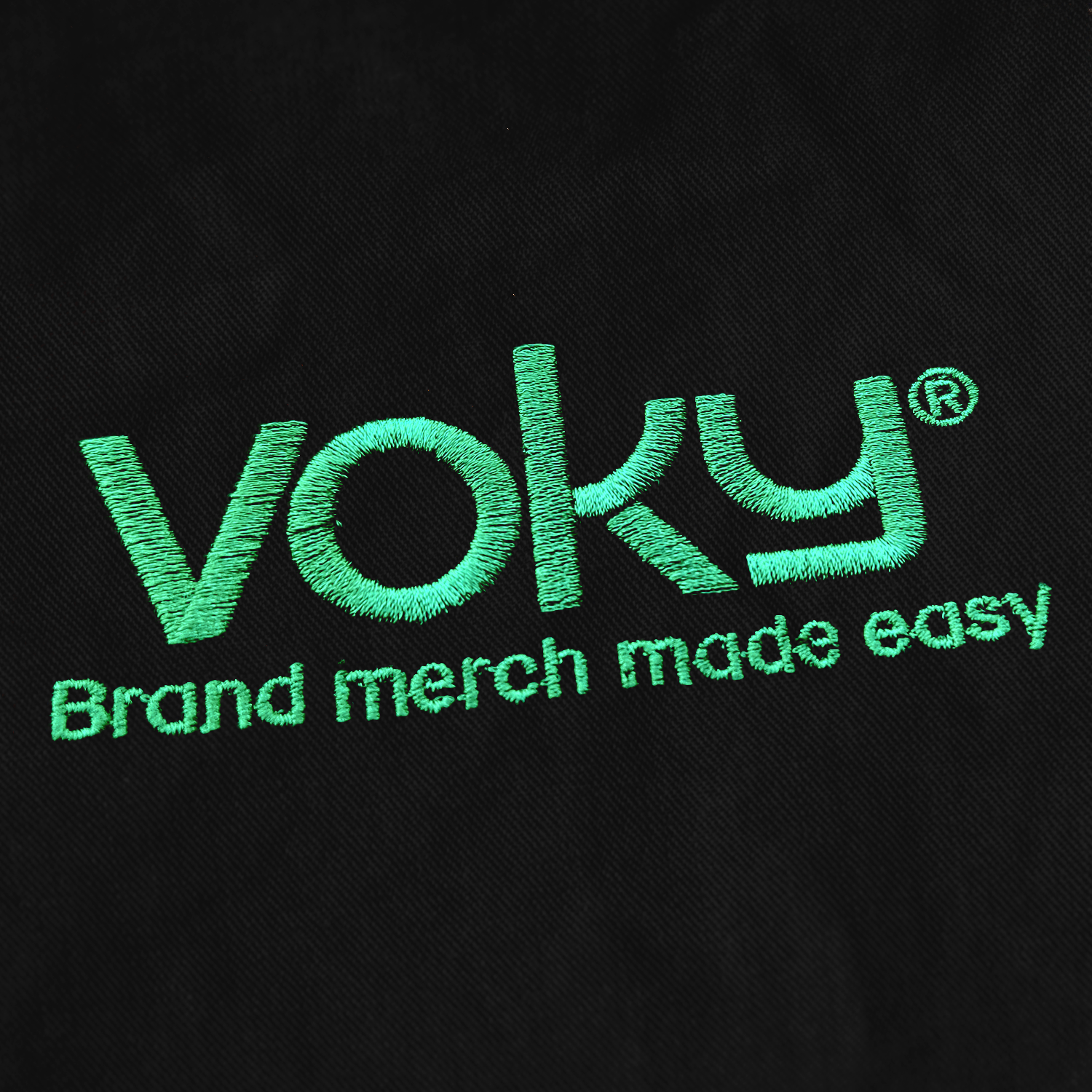 Voky-logga med sloganen "Brand merch made easy" broderad p&aring; svart textil